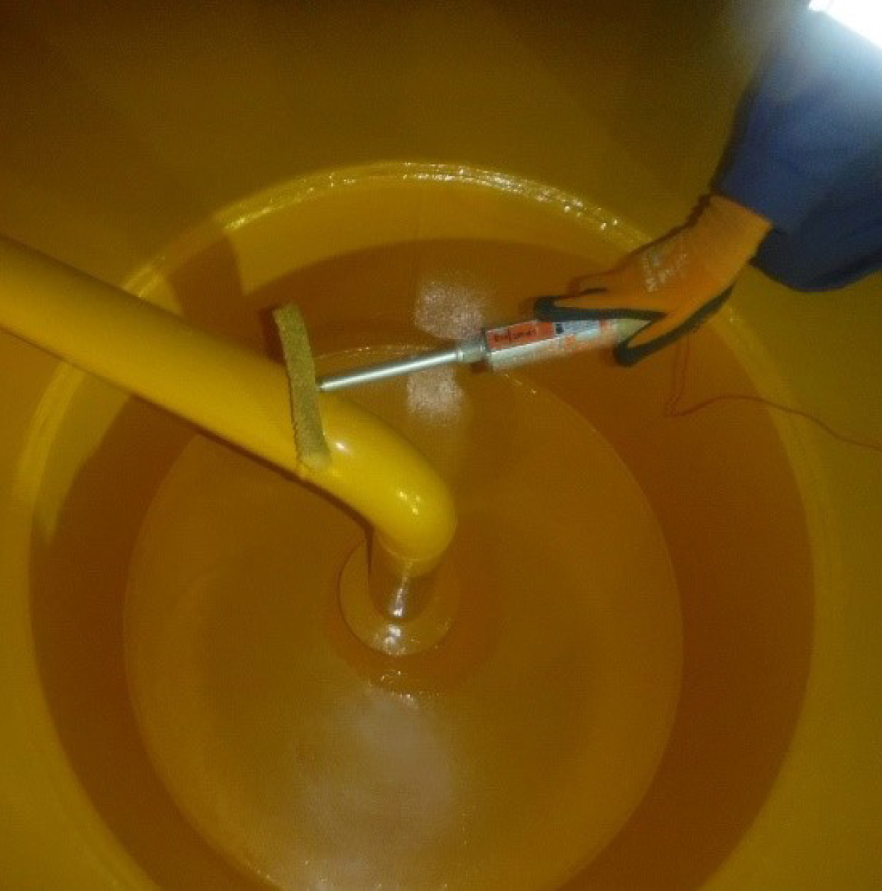 Application of Humidur FP
for Internal Coating Repair and
Protection of Storage Tanks