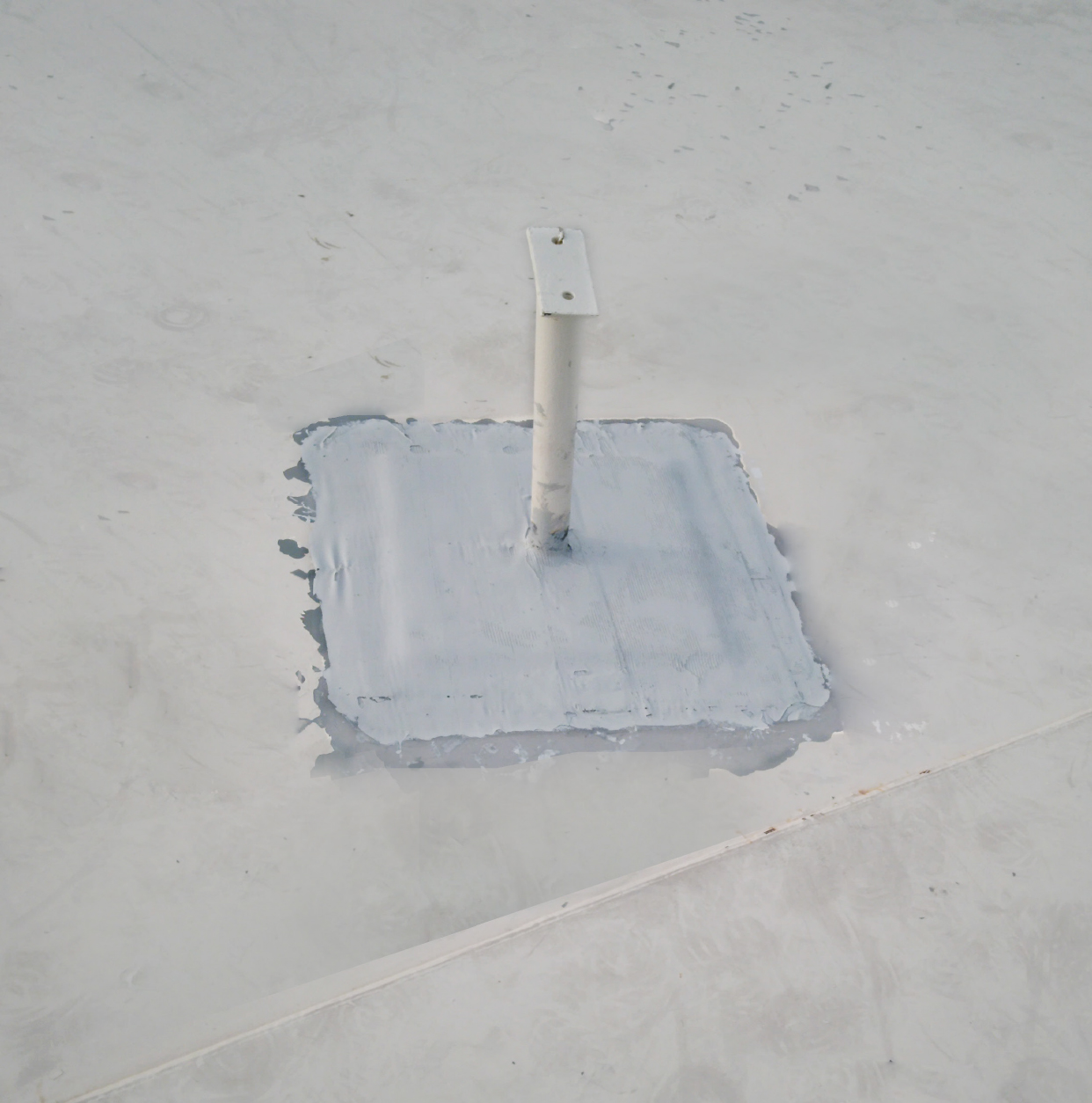 Protectolast® DR Cold Work
Anchoring System on Tank Roof:
Devcon® Titanium Putty/
Humidur® Application